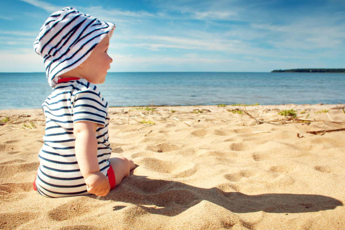 Kleiner Junge im Urlaub