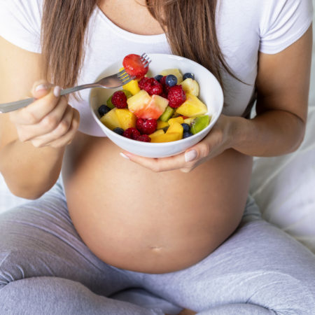 Schwangere isst Obst