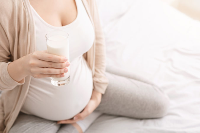 Schwangere trinkt milch