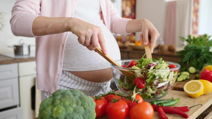 Schwangere macht Salat
