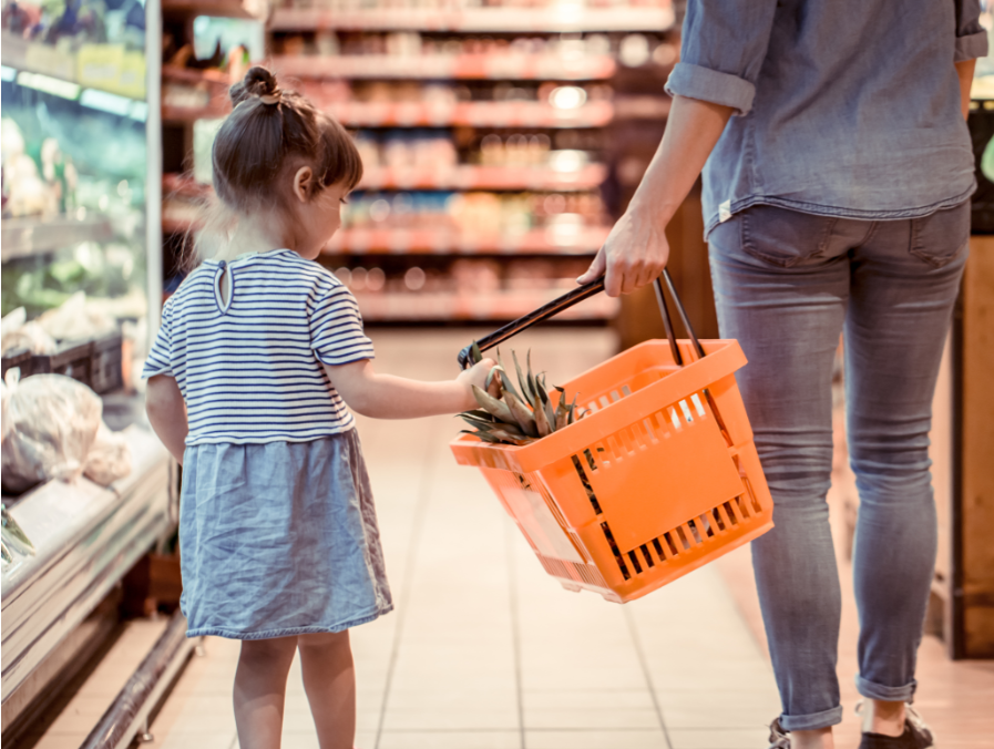 Kind mit Mama im Supermarkt