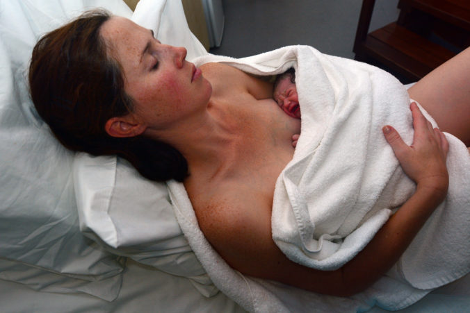 Frau mit Baby im Arm