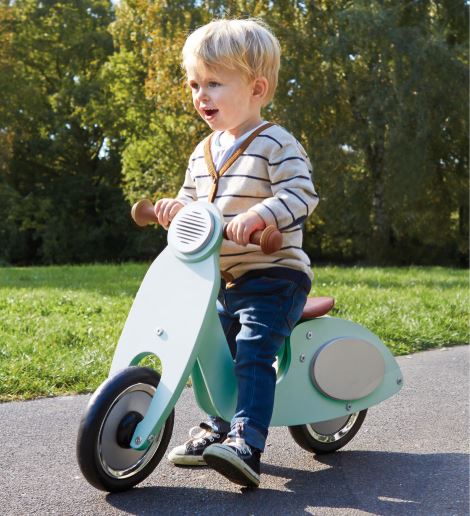 Kind auf Pinolino Holzfahrrad