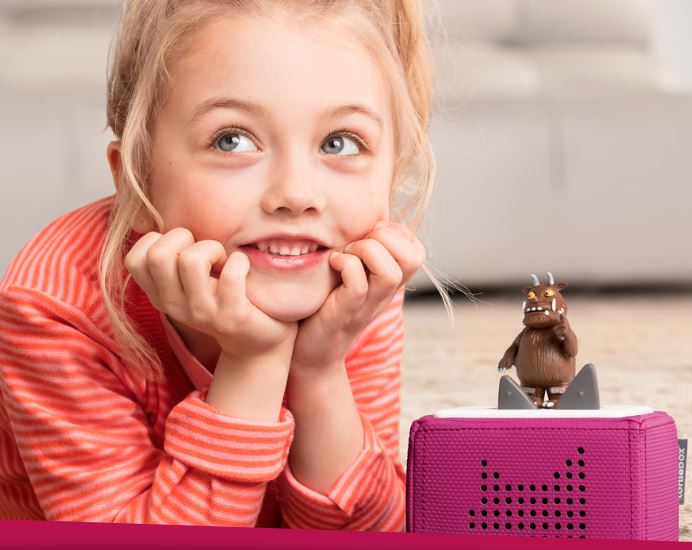 Mädchen neben Toniebox - Geschenkidee für Kinder