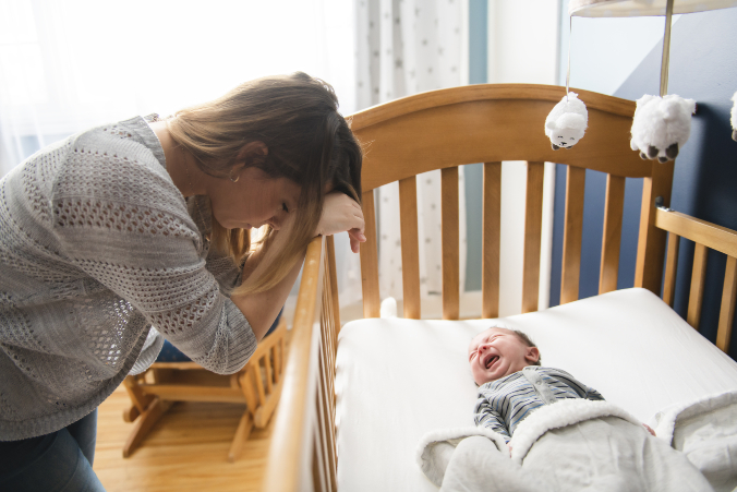 Baby schreit und Mutter ist müde