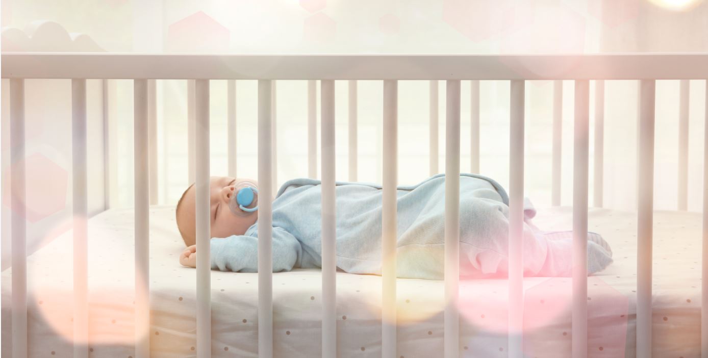 Baby schläft in Kinderbett