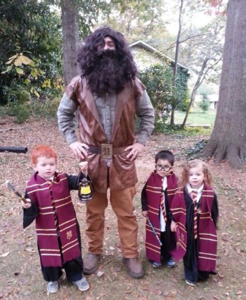Papa mit Jindern im Harry Potter Kostüm