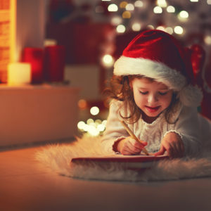 Kind schreibt Brief an den Weihnachtsmann