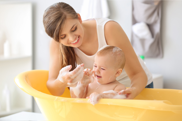 Baby badet in Badewanne