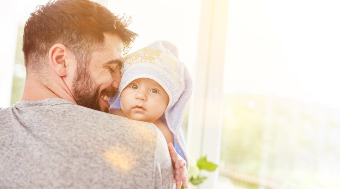 Vater trägt Baby nach dem Baden