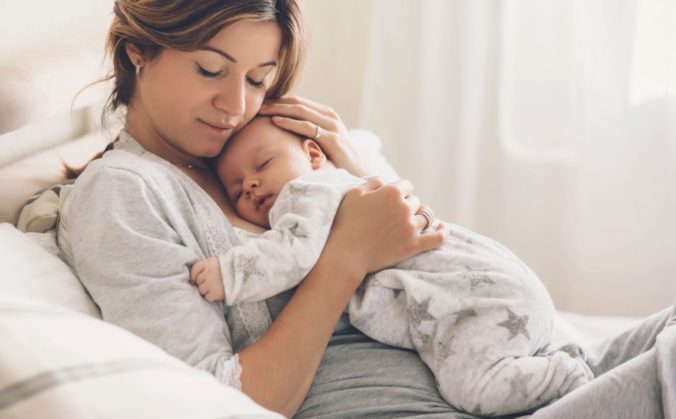 Frau mit Baby auf dem Arm