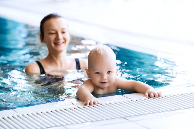 Mama und Baby im Schwimmbecken