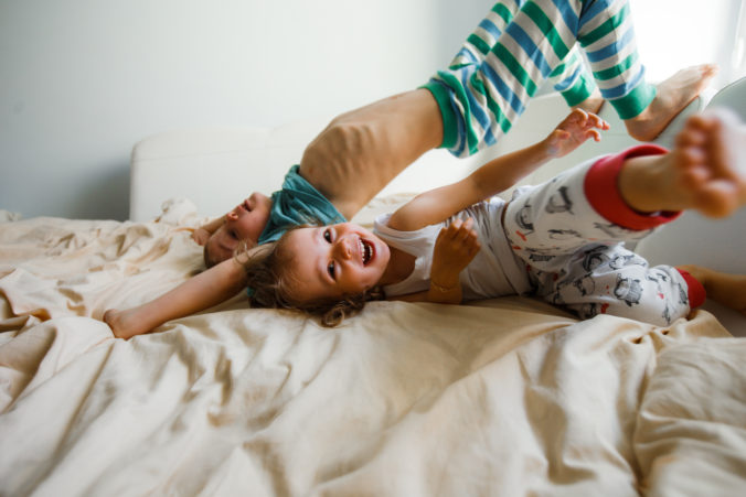 Kinder toben im Bett