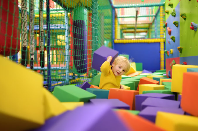 Kind im Indoor Spielplatz