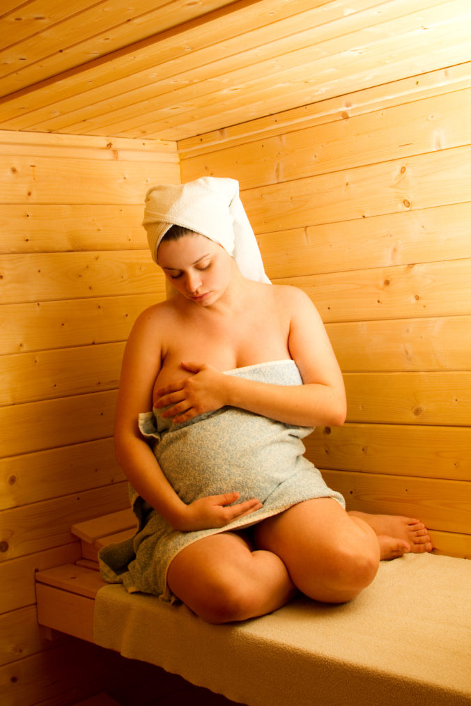 Schwangere in der Sauna