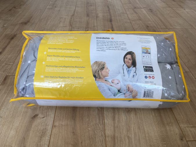 Graues Medela Stillkissen mit Sternchenbezug in einer Tasche