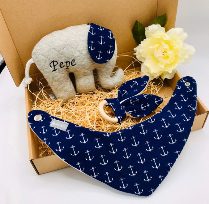 Baby Geschenkbox mit personalisiertem Stoffelefanten, Hasengreifling und Halstuch