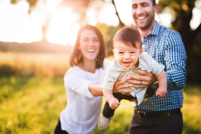 Familie spielt in der Sonne