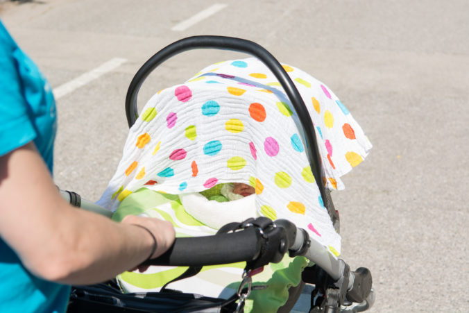 Kinderwagen mit Tuch drüber