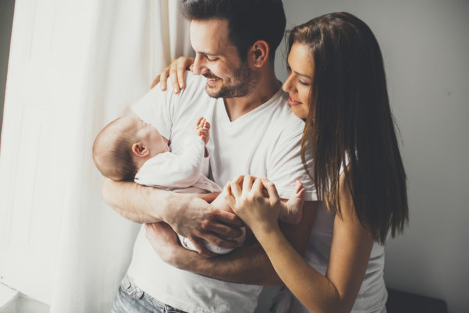 Mama und Papa mit Neugeborenem