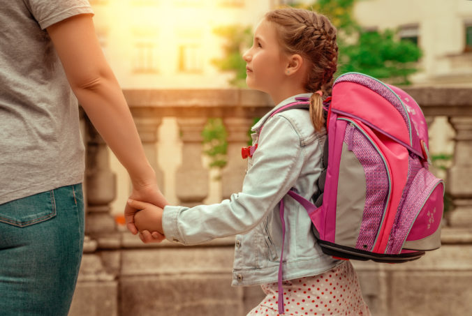 Kind mit Schulrucksack