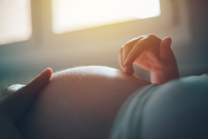 Schwangere streichelt sich über Babybauch