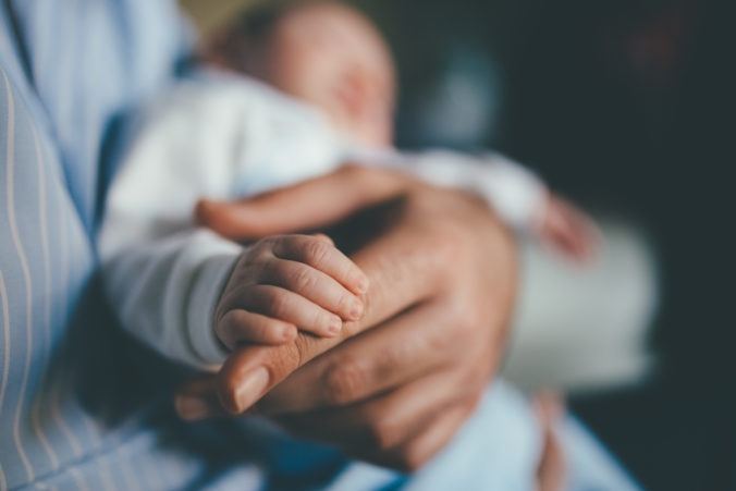 Baby auf Arm von Mama