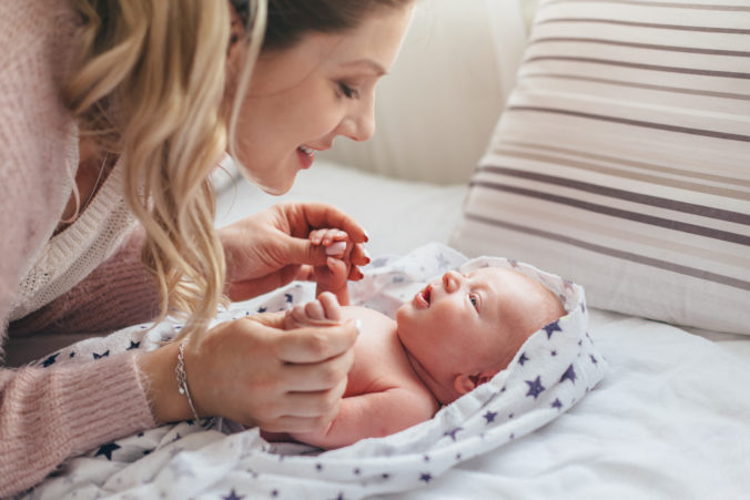 Mama kuschelt mit Baby