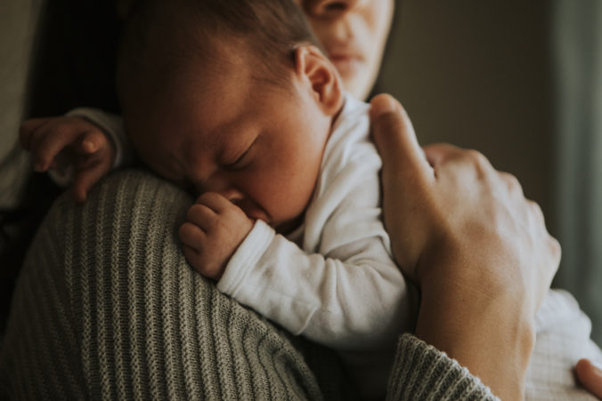 Mama hält Baby auf dem Arm