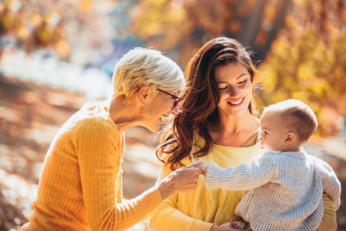 Großmutter mit Mama und Baby