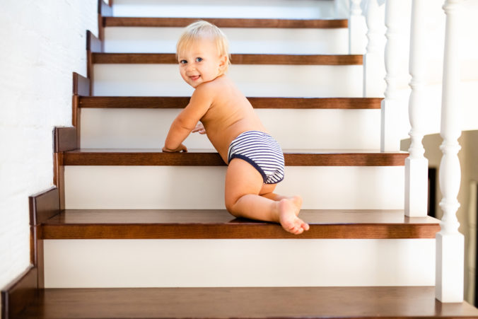 Kleinkind auf der Treppe