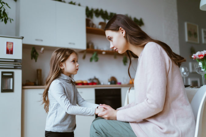 Mutter und Tochter reden