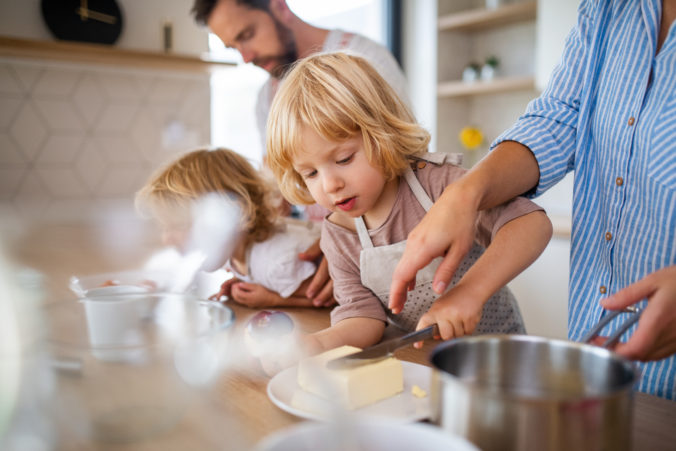 Mama kocht mit Kindern