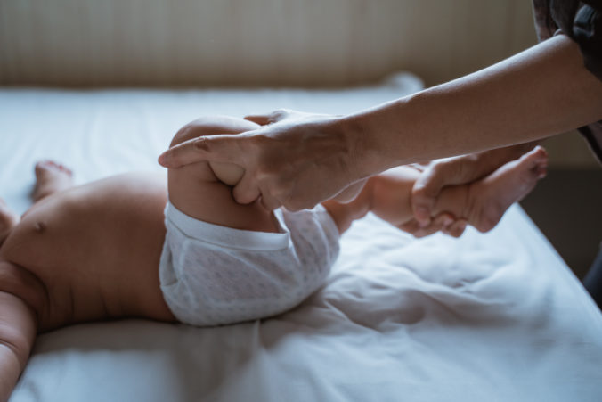 BAby liegt auf Bett