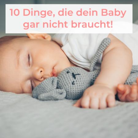 Baby schläft mit Kuscheltier