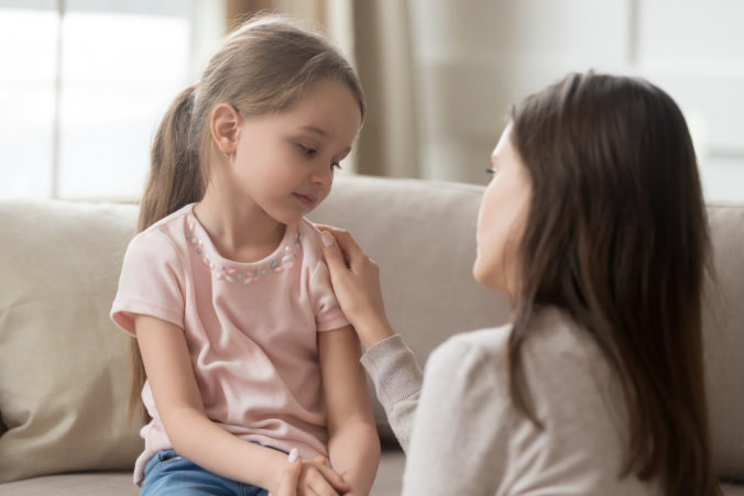 Mutter und Kind führen ernstes Gespräch