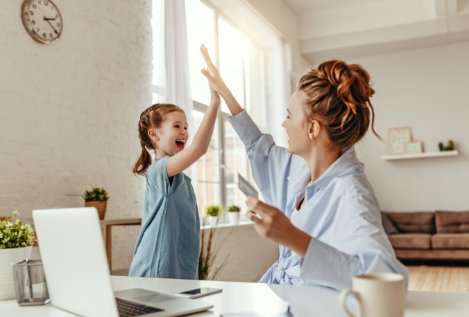 Mama und Kind geben sich High Five