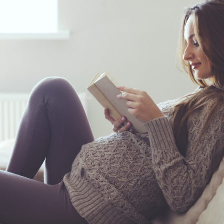 Schwangere Frau liest Buch