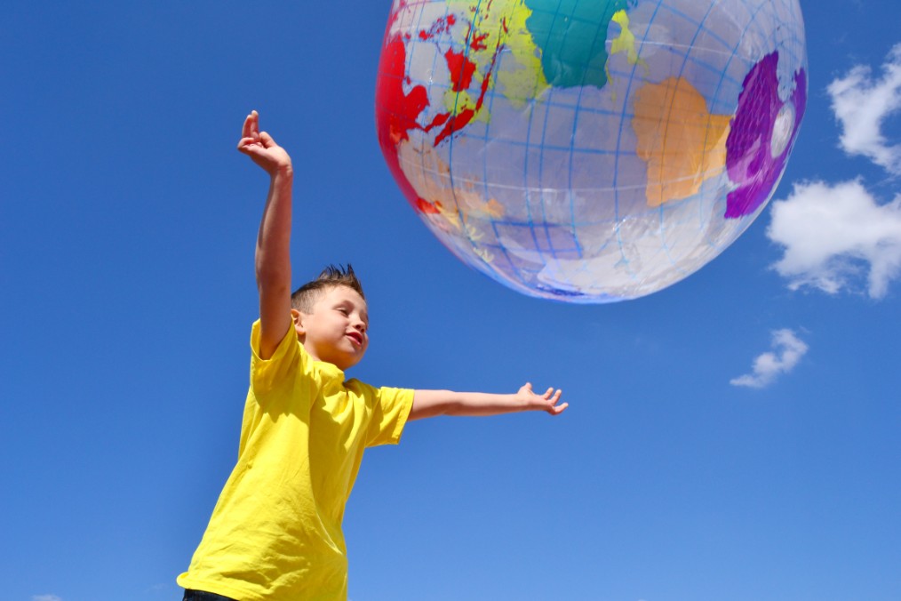 Weltkindertag Kind fängt Erdball