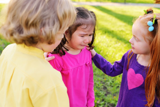 Kinder trösten anderes Kind