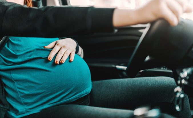 Schwangere im Auto
