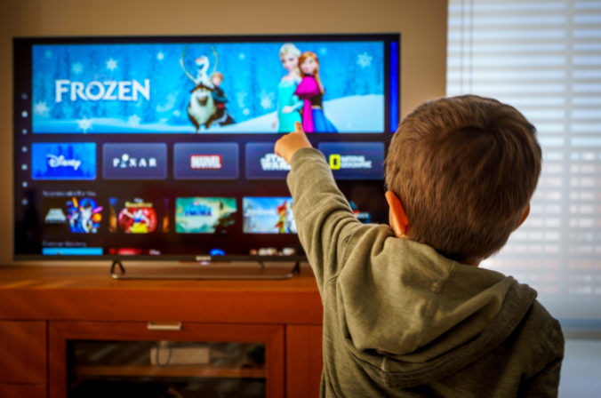 Kind schaut Fernsehen