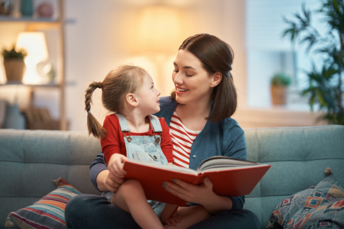 Mama liest mit Tochter