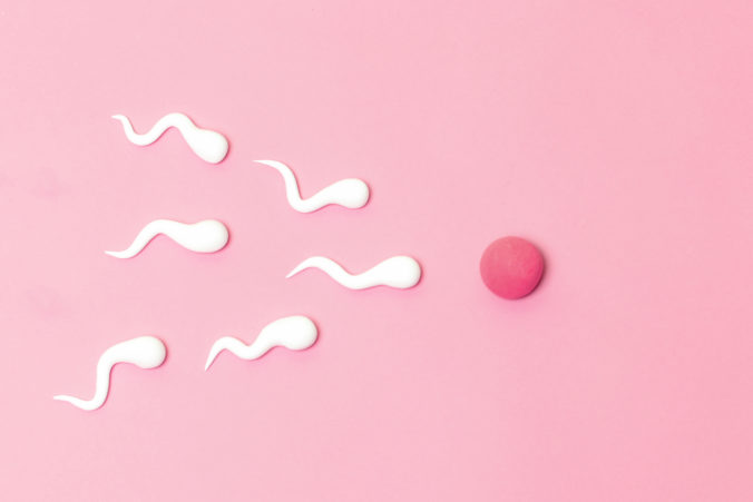 Weiße Spermien vor rosa Hintergrund