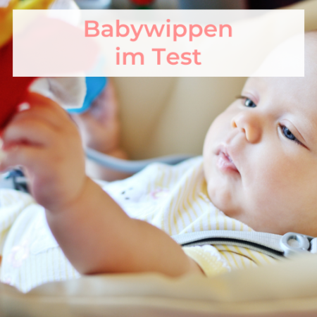 Baby liegt in Babywippe