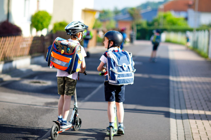 Schulkinder auf Cityrollern