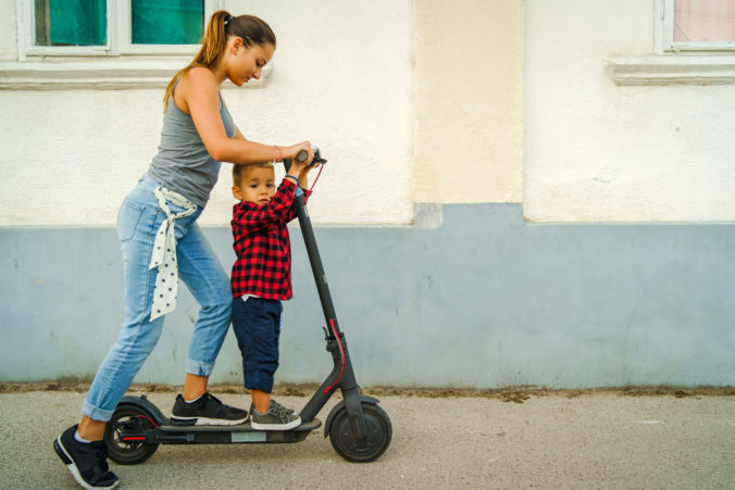 Mama und Kind auf E-Roller