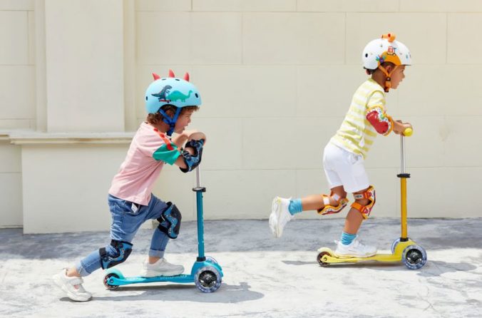 Kleine Kinder auf Cityroller