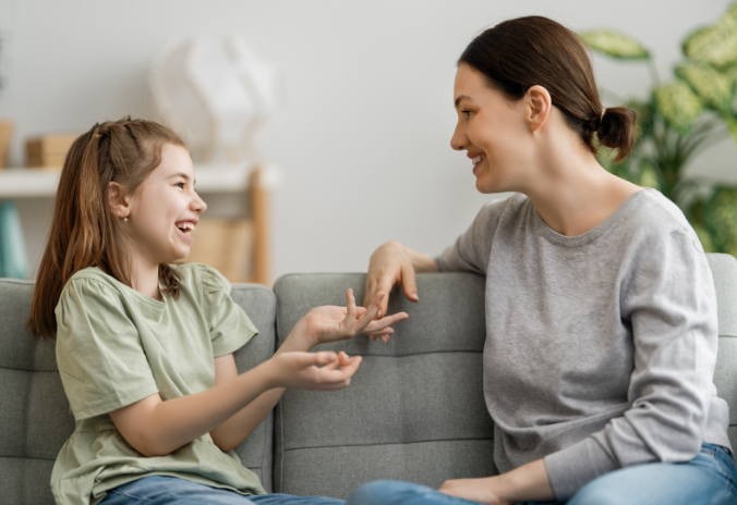 Mutter und Tochter unterhalten sich