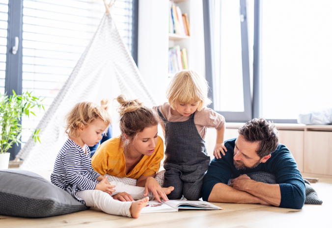 Junge Familie liest zusammen